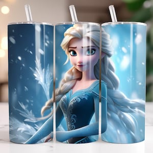 Pu&ograve; includere: Tre bicchieri in acciaio inossidabile con l'immagine di una principessa dei cartoni animati in un abito blu e capelli biondi. I bicchieri hanno una cannuccia bianca e un tema invernale blu e bianco.