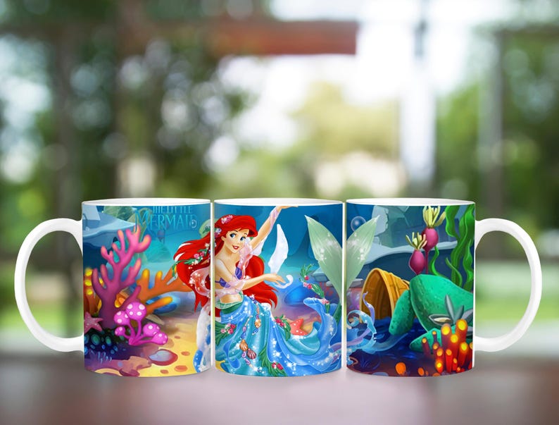 Puede incluir: Taza de cer&aacute;mica blanca con una colorida ilustraci&oacute;n de Ariel de La Sirenita. El dise&ntilde;o incluye corales, algas marinas y otros elementos submarinos. La taza tiene un asa curva y es adecuada para bebidas fr&iacute;as o calientes.