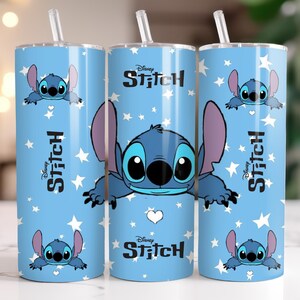 Puede incluir: Tres vasos azules con pajitas blancas presentan al personaje de Disney Stitch. Los vasos tienen un fondo azul claro con estrellas blancas y gr&aacute;ficos de Stitch. El logotipo de Disney Stitch tambi&eacute;n est&aacute; impreso en los vasos.