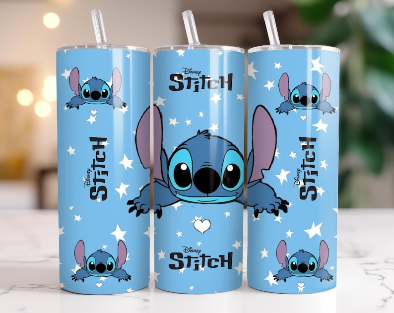 Puede incluir: Tres vasos azules con pajitas blancas presentan al personaje de Disney Stitch. Los vasos tienen un fondo azul claro con estrellas blancas y gr&aacute;ficos de Stitch. El logotipo de Disney Stitch tambi&eacute;n est&aacute; impreso en los vasos.