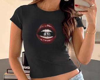 Camiseta corta Grunge Disco Lips Baby Tee: Camiseta corta estilo Y2K con labios rojos, besos y una bola de discoteca, estilo gráfico de los 90 y 2000.