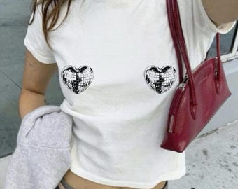 Camiseta Disco Heart Baby Tee: Camiseta corta estilo Y2K con dos bolas de discoteca en forma de corazón en los pezones, camiseta gráfica con estética de los 90 y 2000.