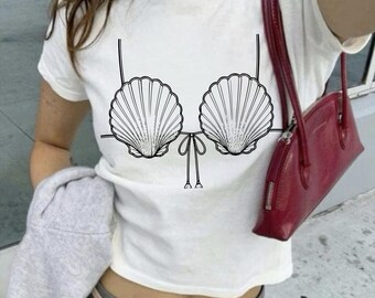 Top de bikini con conchas marinas para bebé: camiseta gráfica con el contorno de un top de traje de baño, camiseta gráfica con estética de los 90 y 2000.