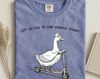Camiseta divertida de enfermera de ganso: "A llorar en el armario de suministros".