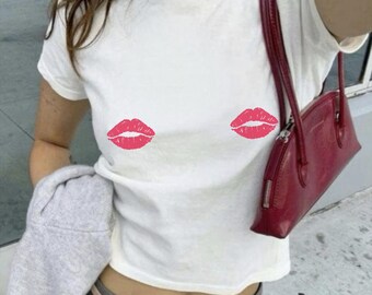Camiseta corta estilo años 2000 con estampado de besos de pintalabios rosa: camiseta corta estilo Y2K con estética de los 90 y los 2000.