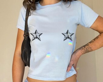 Camiseta Disco Star Baby: Camiseta corta estilo Y2K con dos bolas de discoteca en forma de estrella en los pezones, camiseta gráfica con estética de los 90 y 2000.