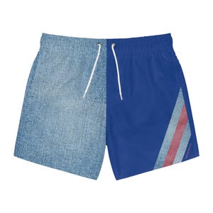 Op de afbeelding: Zwemshorts met een gesplitst ontwerp: één kant met jeansprint, de andere effen blauw. De blauwe kant heeft een rood-witte streep. De shorts hebben een wit trekkoord. De tekst "MADE IN THE U.S.A." is zichtbaar.