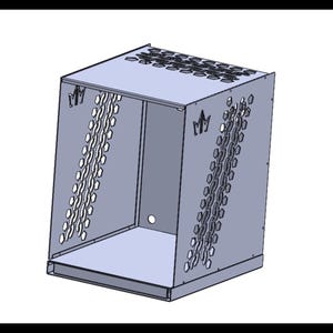Op de afbeelding: Een lichtgrijze, rechthoekige metalen behuizing met een schuine voorkant en een geperforeerd ontwerp aan de zijkanten en bovenkant. De zijkanten hebben een herhalend ovaal patroon. De bovenkant heeft een honingraatpatroon.