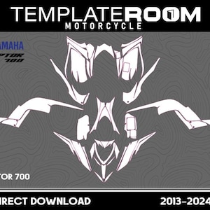 Puede incluir: Elementos gráficos blancos de motocicleta para una Yamaha Raptor 700, con el texto "TEMPLATEROOM MOTORCYCLE" en la parte superior. El diseño está sobre un fondo gris con el texto "RAPTOR 700" y "DIRECT DOWNLOAD 2013-2024".