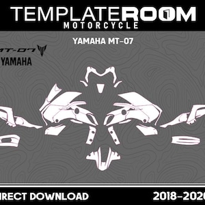 以下が含まれることがあります： ヤマハMT-07オートバイ用デジタルテンプレートセット、2018-2020年モデル。グラフィックは、地形図のような線が描かれたダークグレーの背景に、様々なフェアリングパーツの白い輪郭を表示しています。テキストにはTEMPLATEROOM、YAMAHA MT-07、DIRECT DOWNLOADが含まれています。