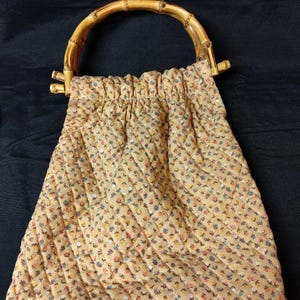 Bolso de mano o bolso de costura vintage de los años 70, hecho a mano, con asa de madera de bambú en tonos tostados y marrones.