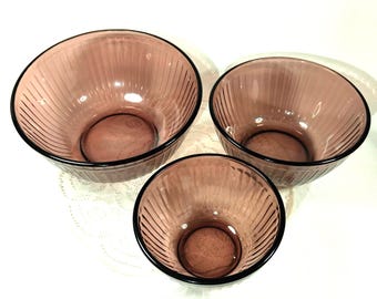 Set vintage Pyrex anni '80 da 3 pezzi, ciotole da miscelazione a coste color ametista viola.