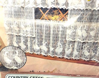 Cortinas y cenefa escalonadas de encaje jacquard de punto con estampado de gansos campestres, estilo rústico, nuevas de stock antiguo.