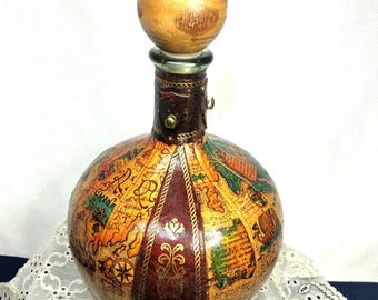 Decantador de cristal forrado en cuero, estilo vintage de los años 60, con mapa del Viejo Mundo, fabricado en Italia.