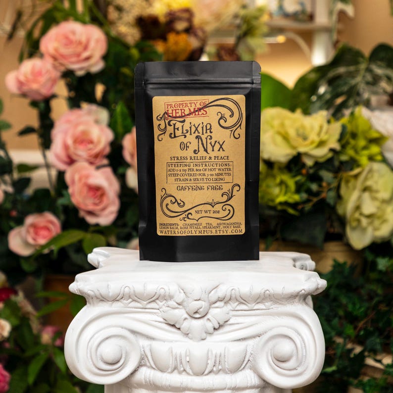 Pode incluir: Uma bolsa preta com um r&oacute;tulo castanho que diz "Property of Hermes Elixir of Nyx Stress Relief & Peace" com instru&ccedil;&otilde;es de prepara&ccedil;&atilde;o, "Net Wt 2oz", e "WatersofOlympus.etsy.com".