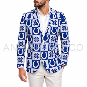 Pode incluir: Um blazer com padrão xadrez azul e branco com gráficos repetidos de ferraduras, pinheiros e estrelas de oito pontas. O casaco tem lapela entalhada, dois botões frontais e dois bolsos com aba sobre uma camisa branca de colarinho.