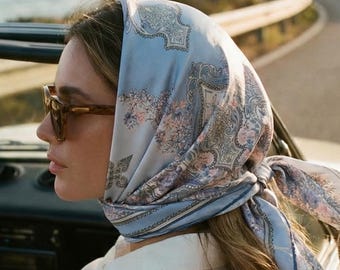 Regalo di compleanno per la migliore amica, sciarpa quadrata di seta nei colori azzurro e rosa cipria, sciarpa barocca per il collo, foulard per la testa, idee regalo per la sorella