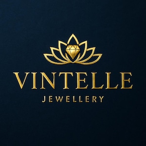 Op de afbeelding: Gouden logo op een donkerblauwe achtergrond. Het logo toont het woord "VINTELLE" in goud, met "JEWELLERY" eronder. Boven de tekst staat een gouden lotusbloemontwerp met een diamant in het midden.
