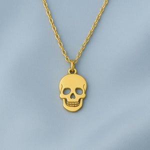 Skull Pendant Necklace – Minimalist Gothic Skeleton Jewelry – Punk Rock Halloween Style Accessory for Alternative Fashion Lovers