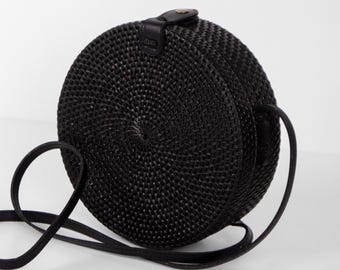 Bolsa redonda preta de vime - Bolsa de verão feita à mão - Bolsa de palha feminina - Presente para ela - Bolsa de praia transversal - Bolsa balinesa moderna - Bolsa boho feita à mão