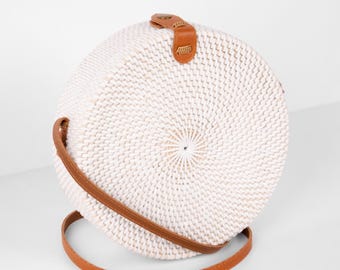 Bolsa redonda de vime branca - Bolsa de verão feita à mão - Bolsa de palha feminina - Presente para ela - Bolsa de praia transversal - Bolsa balinesa moderna - Bolsa boho feita à mão