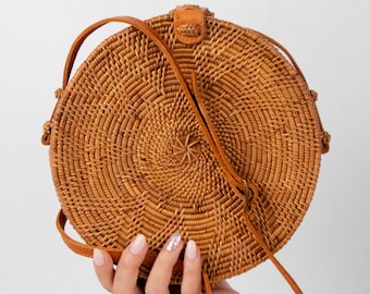 Borsa rotonda in rattan con fiori - Borsa estiva fatta a mano - Borsa di paglia da donna - Regalo per lei - Borsa da spiaggia a tracolla - Borsa balinese - Borsa boho intrecciata a mano
