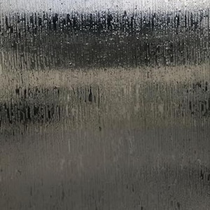 Puede incluir: Primer plano de una superficie metálica texturizada. El patrón es vertical y lineal, con variaciones tonales que van del gris claro al gris oscuro. El efecto general evoca un metal envejecido o desgastado.