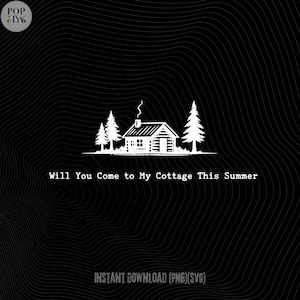 Może przedstawiać: Czarno-biała ilustracja na czarnym tle. Obraz przedstawia domek z dwoma sosnami po obu stronach. Tekst brzmi: „Czy przyjdziesz do mojego domku tego lata?”.