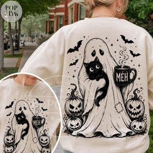 Puede incluir: Una sudadera de color crema con un estampado gr&aacute;fico en negro de un fantasma que sostiene un gato negro y una taza humeante con la palabra MEH. El dise&ntilde;o incluye tres calabazas, varios murci&eacute;lagos volando y peque&ntilde;as estrellas, creando una detallada ilustraci&oacute;n de Halloween en la espalda.