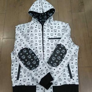 MCM Visetos Monogramm Kapuzen Windbreaker: Rindsleder Designer Jacke