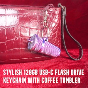 Może przedstawiać: Fioletowy brelok z napędem flash USB-C w kształcie kubka do kawy, przymocowany do czerwonego skórzanego portfela. Tekst na zdjęciu brzmi: "Stylish 128GB USB-C Flash Drive Keychain with Coffee Tumbler."