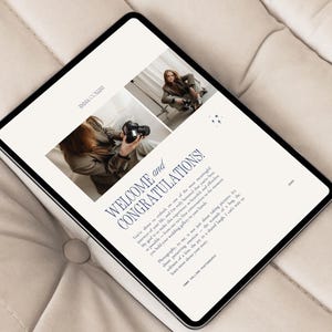 以下が含まれることがあります： 写真のウェルカムメッセージが表示されたデジタルタブレット。画面には、写真家の2枚の写真、「WELCOME and CONGRATULATIONS!」というテキスト、そして「EMMA COLLINS」という名前が表示されています。タブレットはベージュのテクスチャ加工された表面にあります。