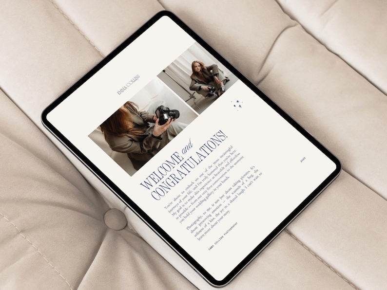 以下が含まれることがあります： 写真のウェルカムメッセージが表示されたデジタルタブレット。画面には、写真家の2枚の写真、「WELCOME and CONGRATULATIONS!」というテキスト、そして「EMMA COLLINS」という名前が表示されています。タブレットはベージュのテクスチャ加工された表面にあります。