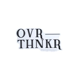 OVRTHNKR / Overthinker / Humoristique / Drôle / Trait de personnalité / Autocollant / Vinyle / Autocollant de boîtier de téléphone / Autocollant d’ordinateur portable / Autocollant de tasse de boisson