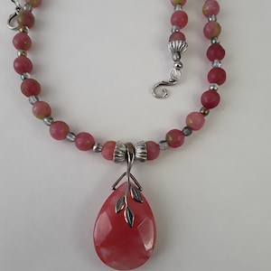 Pink quartz pendant necklace