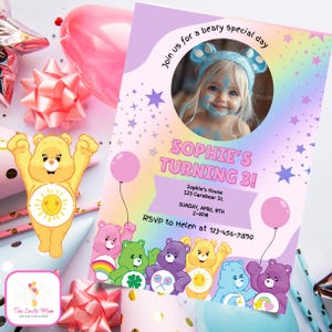 Könnte beinhalten: Eine farbenfrohe Geburtstagseinladung mit einem Foto eines Kindes und dem Text "Sophie's Turning 3!". Die Einladung enthält Care Bears-Illustrationen, Luftballons und den Text "Join us for a beary special day".
