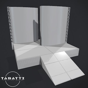 Może przedstawiać: Wyrenderowana w 3D, szara scenografia do gier stołowych. Zestaw zawiera dwa duże, zakrzywione panele tła, platformę wielopoziomową i rampę. Scena jest wspierana przez system kratownic po bokach. Widoczne jest logo "TASATTI TABLETOP GAMES".