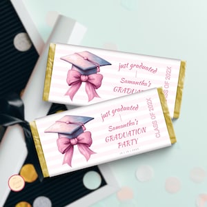 Op de afbeelding: Twee chocoladereepverpakkingen met een afstudeerthema. Elke verpakking heeft een aquarelillustratie van een afstudeerhoed met een roze strik, en de tekst "just graduated" en "Samantha's GRADUATION PARTY". De verpakkingen hebben een roze en witte gestreepte achtergrond.