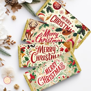 Może przedstawiać: Cztery czekolady o tematyce świątecznej z uroczystymi wzorami. Każda tabliczka zawiera napis "Merry Christmas" w czerwonym kolorze. Opakowania przedstawiają ilustracje Świętego Mikołaja, reniferów, ozdób i ostrokrzewu na kremowym tle.