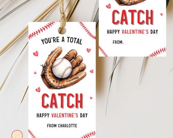 Puede incluir: Etiquetas de regalo de San Valentín con temática de béisbol. Muestran un guante de béisbol atrapando una pelota, con las palabras "YOU'RE A TOTAL CATCH" y "HAPPY VALENTINE'S DAY" en rojo. Corazones rojos y costuras de béisbol decoran las etiquetas.