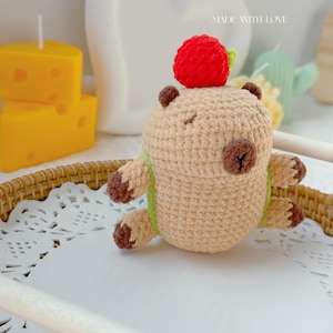 Peluche de carpincho a crochet: Amigurumi con gorro de fresa y mochila de tortuga