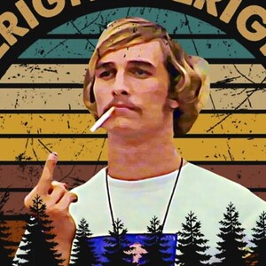 Puede incluir: Camiseta gr&aacute;fica con un hombre con un cigarrillo en la boca, mostrando el dedo medio. El dise&ntilde;o presenta una combinaci&oacute;n de colores retro con la palabra "ALRIGHT" en un arco circular en la parte superior. La camiseta tiene una escena de bosque en la parte inferior.