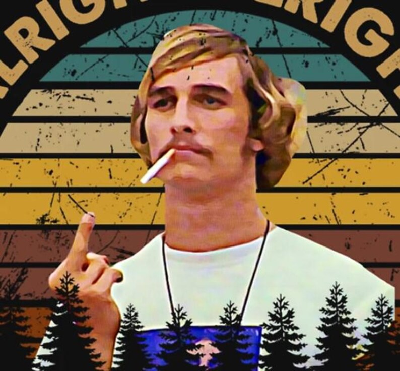 Puede incluir: Camiseta gr&aacute;fica con un hombre con un cigarrillo en la boca, mostrando el dedo medio. El dise&ntilde;o presenta una combinaci&oacute;n de colores retro con la palabra "ALRIGHT" en un arco circular en la parte superior. La camiseta tiene una escena de bosque en la parte inferior.