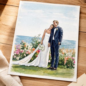 Pode incluir: Uma ilustração em aguarela de um casal de pé ao ar livre. Uma pessoa veste um vestido branco sem mangas e segura um ramo, enquanto a outra usa um fato azul-escuro com laço. Estão posicionados em frente a um jardim e ao oceano.