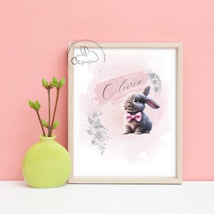 Impresión personalizada del nombre del bebé con un lindo conejito en colores rosa o azul.