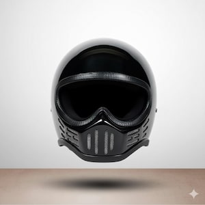 Könnte beinhalten: Glänzend schwarzer Motorradhelm im Retro-Design. Er verfügt über ein dunkles Visier und eine Frontbelüftung mit einem Mesh-Muster. Der Helm hat eine stromlinienförmige Form, geeignet für Motorradfahrer.