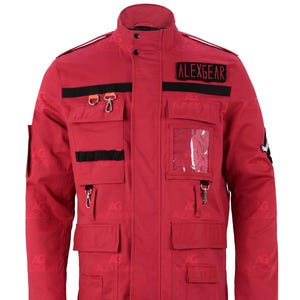Puede incluir: Chaqueta roja con múltiples bolsillos, detalles negros y el texto "ALEXGEAR" en el pecho. La chaqueta tiene un cuello alto, herrajes metálicos y un bolsillo transparente. Una prenda de abrigo elegante y funcional.