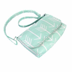 Monedero pequeño verde menta, monedero con flechas de menta, minibolso tipo mensajero, bolso bandolera verde y blanco, bolso cruzado para mujer, cartera verde hecha a mano
