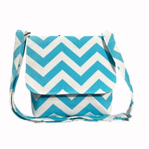 Bolso bandolera pequeño, bolso cruzado, bolso con estampado de chevron, zigzag en blanco agua con gris, bolso cruzado con estampado de chevron en turquesa claro, cartera