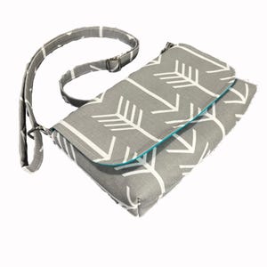 Monedero gris pequeño, monedero con flecha gris, minibolso tipo mensajero, bolso cruzado gris y blanco, bolso cruzado para mujer, cartera gris hecha a mano